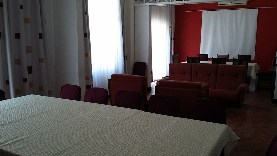 webestimmo's tweet image. À louer grande salle pour usage commercial situé à Antaninarenina. Pour plus d'informations rendez-vous sur bit.ly/2ebeLkR.#Madag…