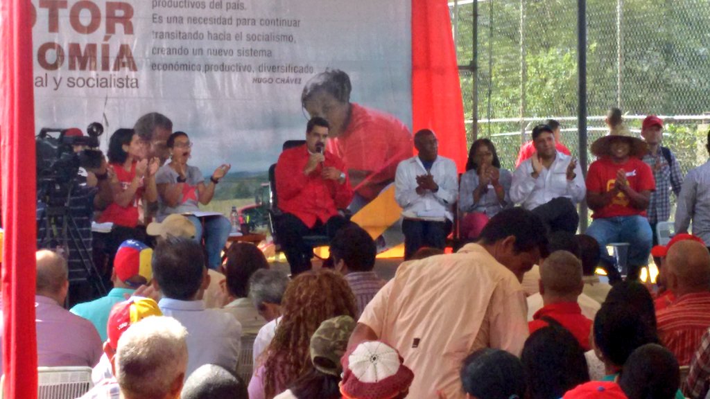 #CadenaNacional <a href="/NicolasMaduro/">Nicolás Maduro</a> se une a la asamblea del pueblo junto a los ministros y ministras en el marco del #GolpeDeTimonParaVencer