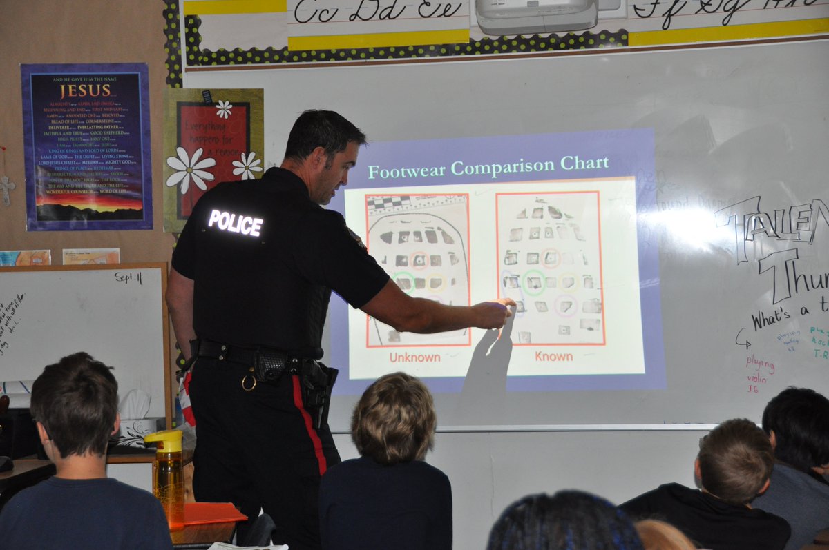 grade6learners's tweet photo. Gathering evidence and narrowing the investigation.Thanks Constable Young.@RCSD_No81 @StMargRCSD #SkypeAtoZ https://t.co/j05lTsXpoy