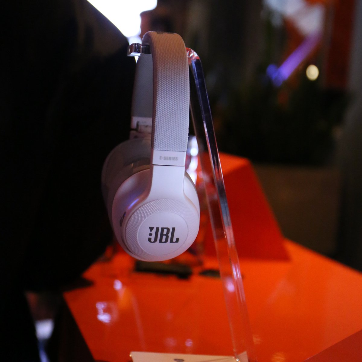 E-Serie: <a href="/JBLaudio/">JBL</a> zeigt neue Kopfhörer mit und ohne Kabel in Amsterdam. Da ruft ein Test <a href="/COMPUTERBILD/">COMPUTER BILD</a>
