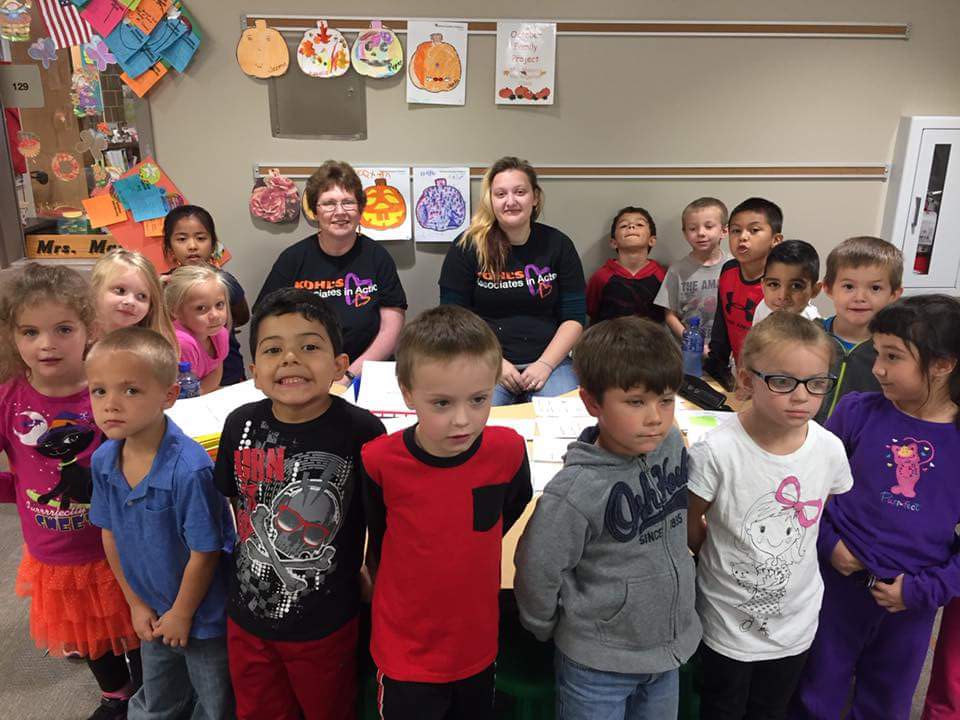 ctrax4447's tweet photo. Anna and Kathy hanging out with the Little People at Douma https://t.co/T8hjfweGUB
