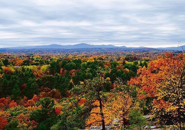 mohonkpreserve's tweet photo. More fall foliage action...view from #tablerocks looking over towards the #catskills. #moh… https://t.co/DLJFfRmNTK https://t.co/il1eo1z6qe