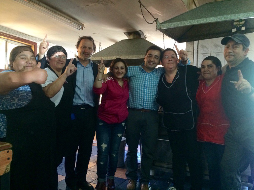 adeurresti's tweet photo. Con las amigas del Restoran Lipingüe #LosLagos junto A Miguel Moya #Alcalde2016 #ValdiviaCl @prensaps https://t.co/t4PnBNKkqg