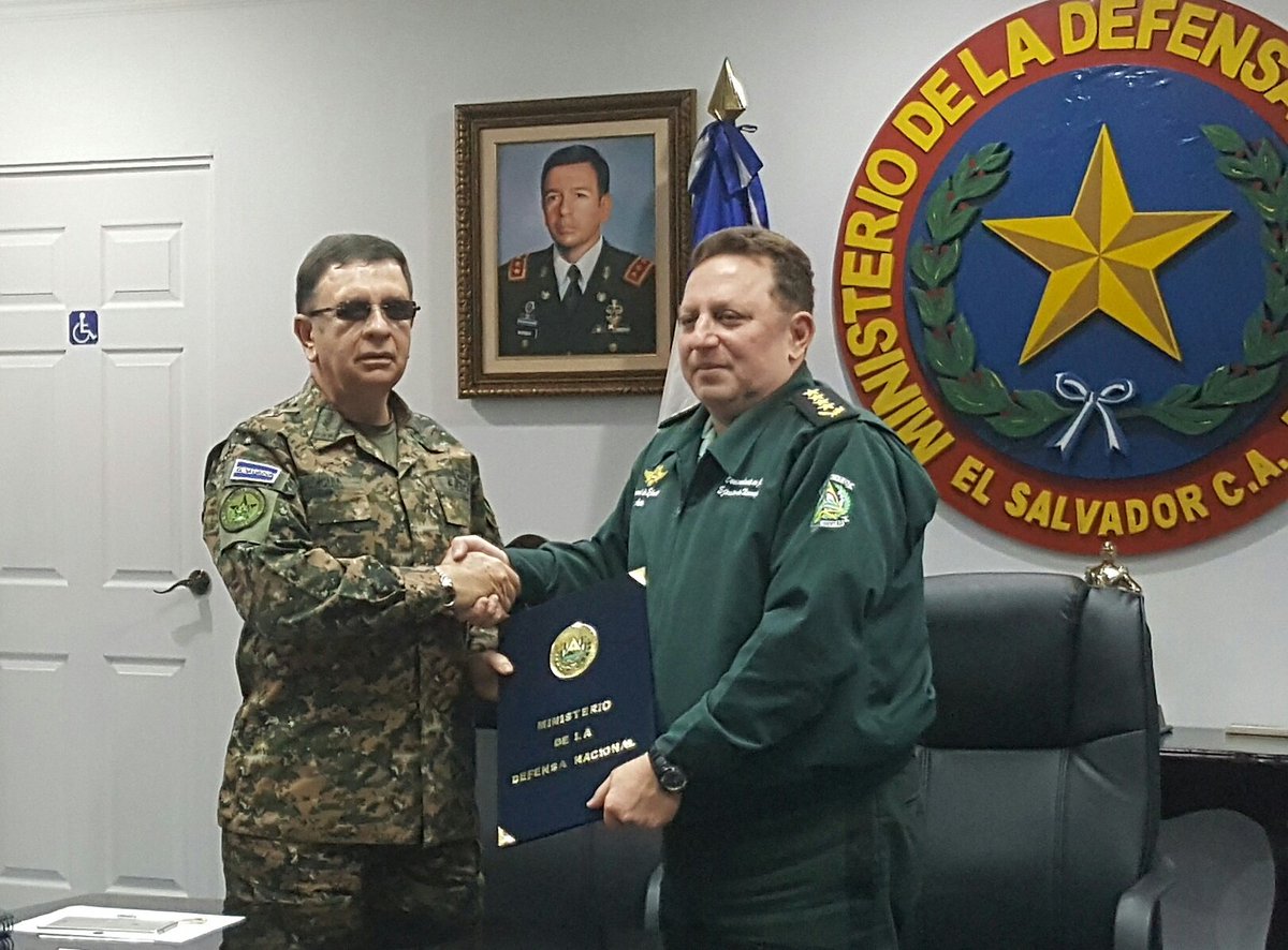 DefensaSV's tweet photo. Finaliza reunión bilateral entre @MDefensa_SV  y Comandante en Jefe del Ejercito de Nicaragua General Julio César Avilés Castillo https://t.co/YeX53CckOh