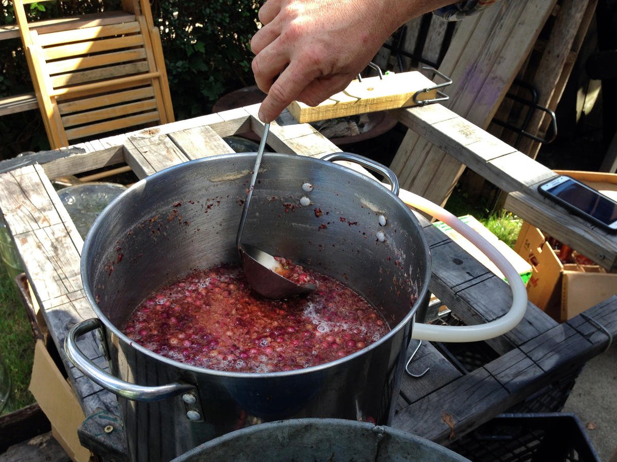 905wesa's tweet photo. #Pittsburgh's ugly fruit gets new life as hard cider --> find it at @Bayardstown's A Few Bad Apples cider fest: https://t.co/LkEpXAiYi4 https://t.co/hna6B6ot41