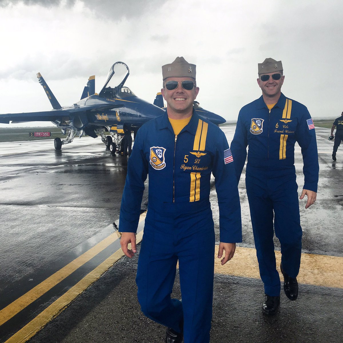 The Solos are back from Circle and Arrival maneuvers! Did you catch a glimpse of those blue and yellow jets today? Show us with #blueangels!