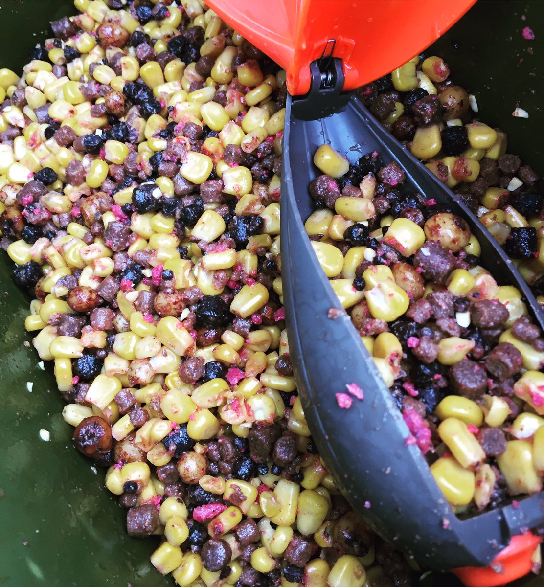4seasons_baits's tweet photo. Prebaiting with corn,tigers and pellet... with a healthy glug of CRC1 liquid food.... https://t.co/4AZvT5uDjM