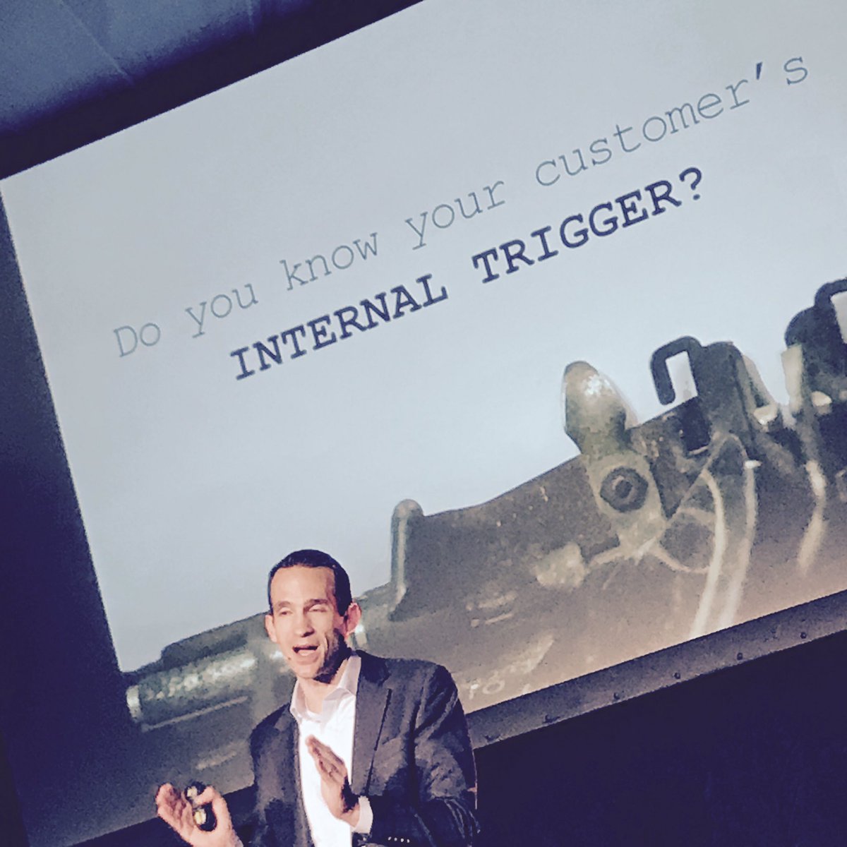 Jensen2k's tweet photo. Habit former and book writer @nireyal talking services as drugs at #cid2016 https://t.co/U0jniGQzIB
