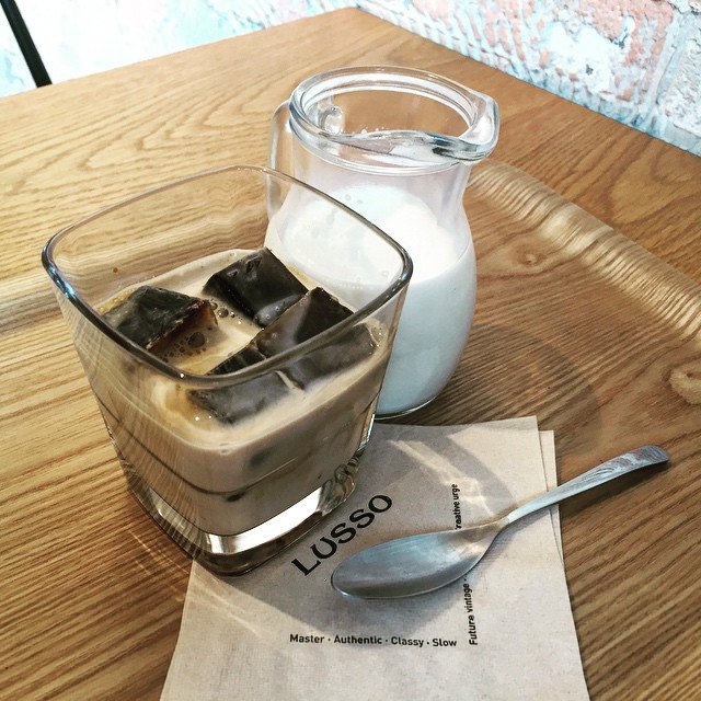 cromulentcoffee's tweet photo. #cromulentcoffee at @lusso_lab. #dutchcubelatte #icedgoodness #coffee #☕️ #seoul #seoulfood https://t.co/YesWVGW2Eq https://t.co/83W4uEoFVG