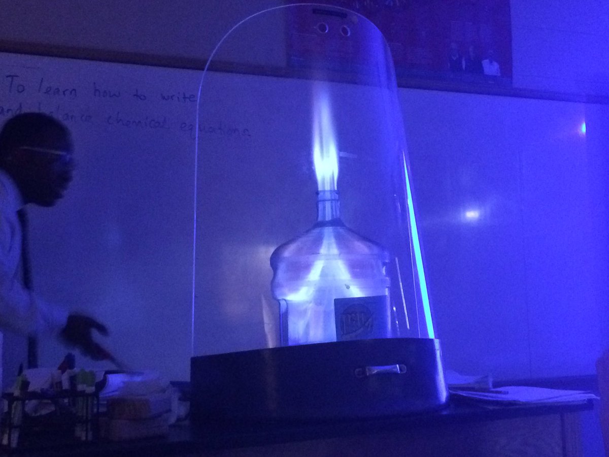 loomischaffee's tweet photo. Chemistry lab happenings 🔥🔥🔥#LCScience https://t.co/2f0uKEg5og
