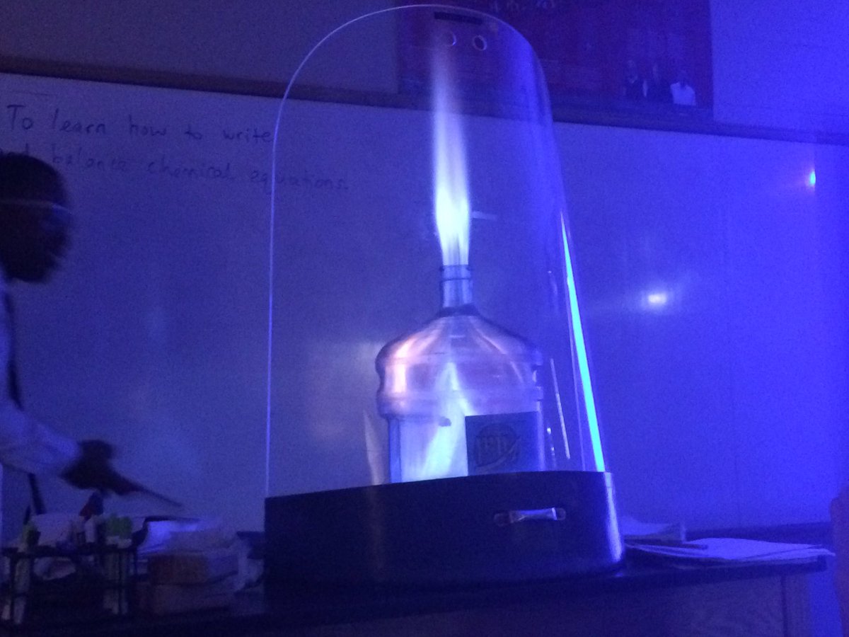 loomischaffee's tweet photo. Chemistry lab happenings 🔥🔥🔥#LCScience https://t.co/2f0uKEg5og