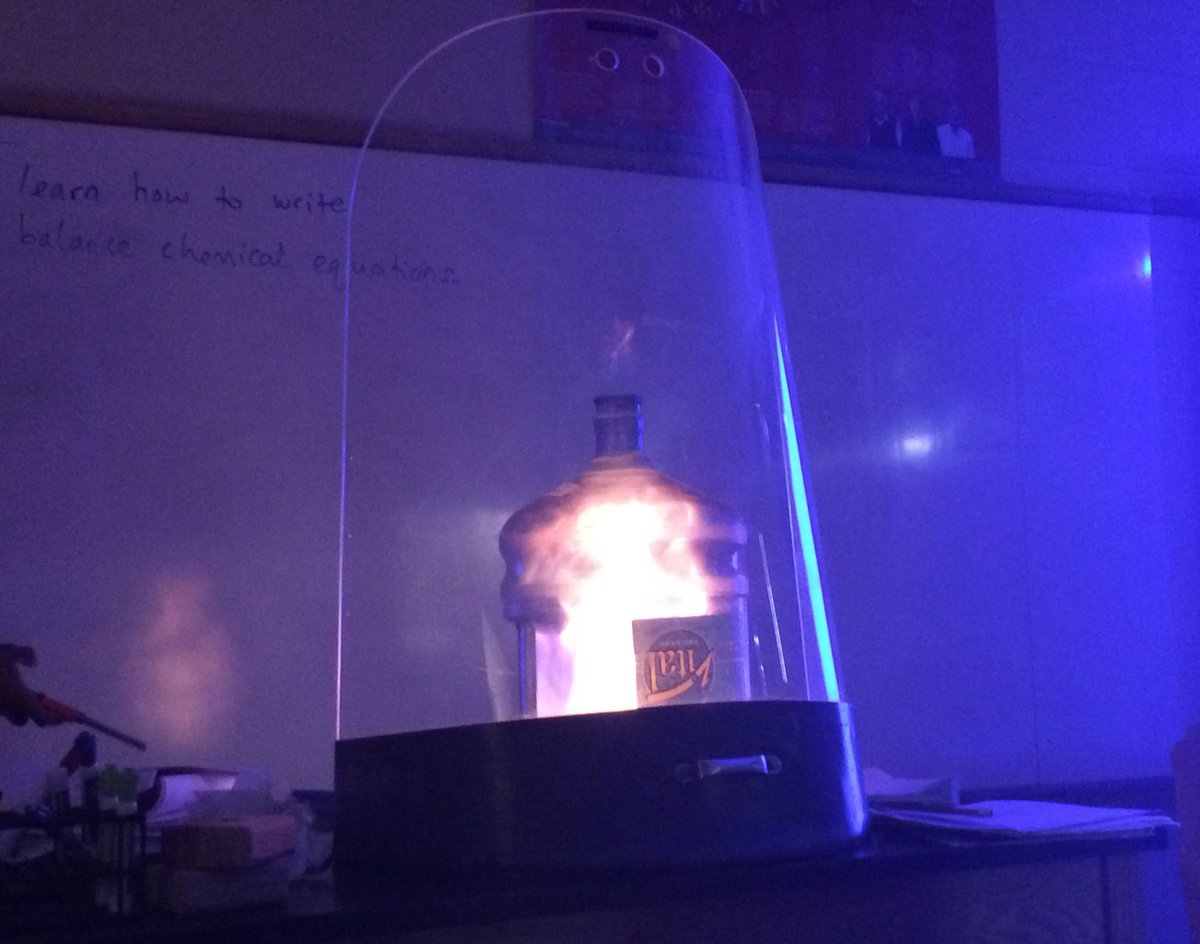 loomischaffee's tweet photo. Chemistry lab happenings 🔥🔥🔥#LCScience https://t.co/2f0uKEg5og