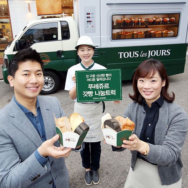 갓빵트럭 나가신다 어서어서 모여라
새로워진 뚜레쥬르가 선보이는 신선한 갓빵의 매력🍞
진!짜! 오븐을 트럭에 싣고 여러분에게 달려갑니다🚛
#10월23일_여의도물빛광장으로_커몬_커몬 
#16시부터_21시_매시간_정각_갓빵을_무료로_나눠드려요