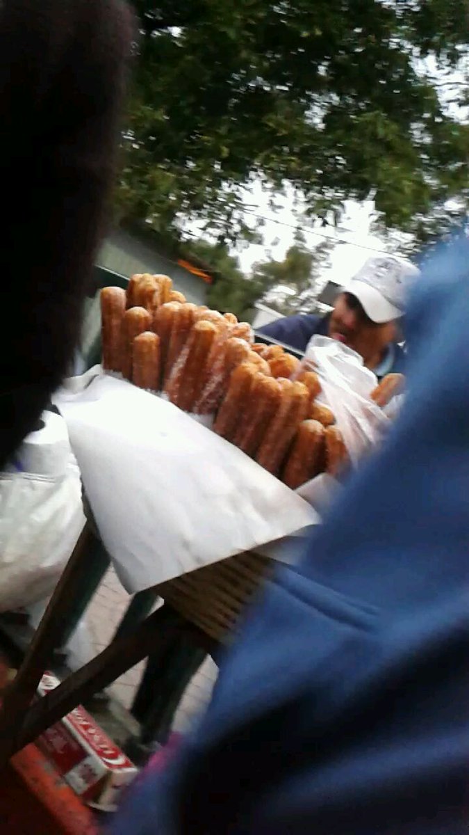 windows20003's tweet image. Ambulantes en escaleras y salidas de metro chapultepec, direccion estela de luz, autorizados a vender y obstruir el paso de 5am a 9am