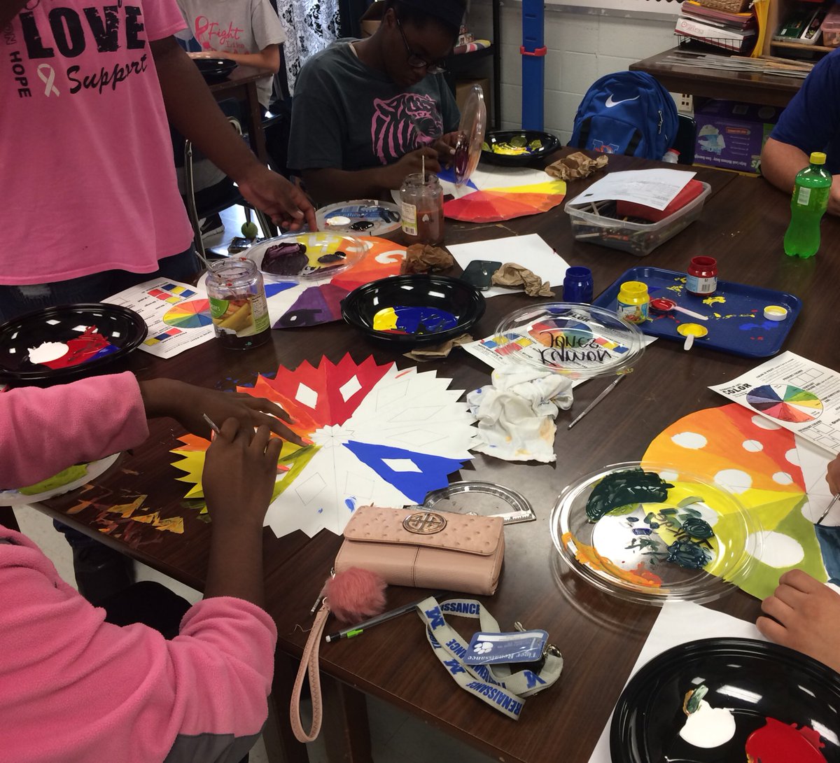 kelseyb_whaley's tweet image. Making a lot of progress in Art I today! #creativecolorwheels #mixingcolors #marshallcopride