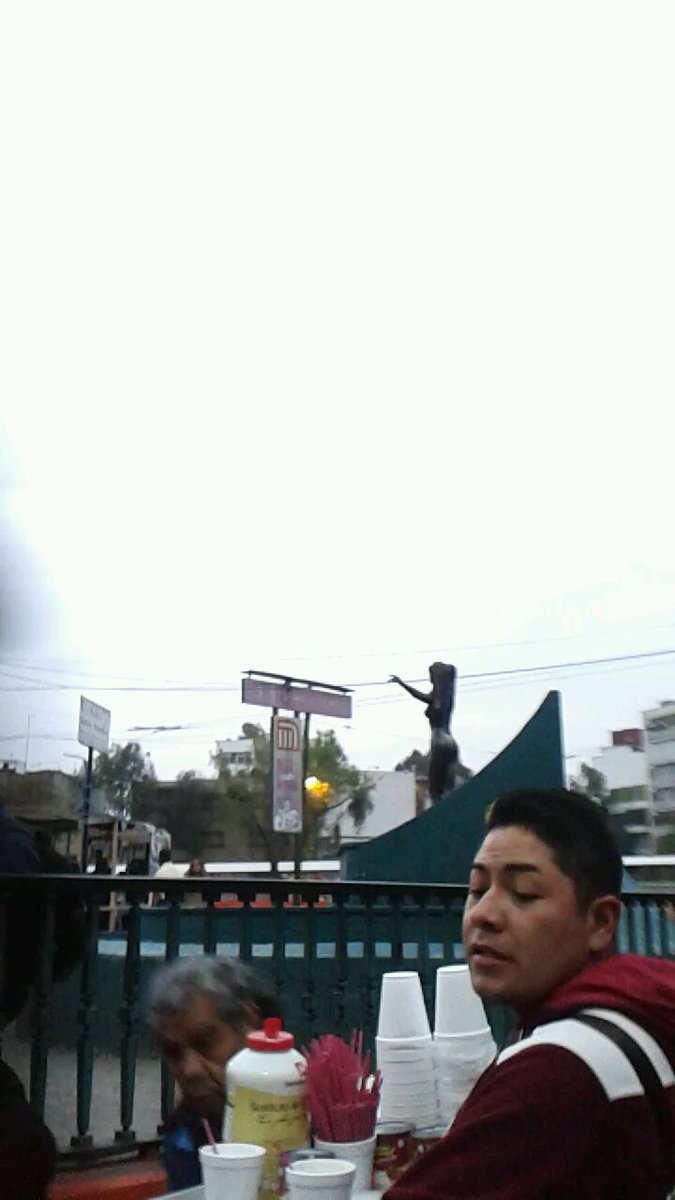 windows20003's tweet image. #DespiertaconLoret  ambulantes en escaleras d metro chapultepec autorizados a vender y obstruir d 5 a 9am