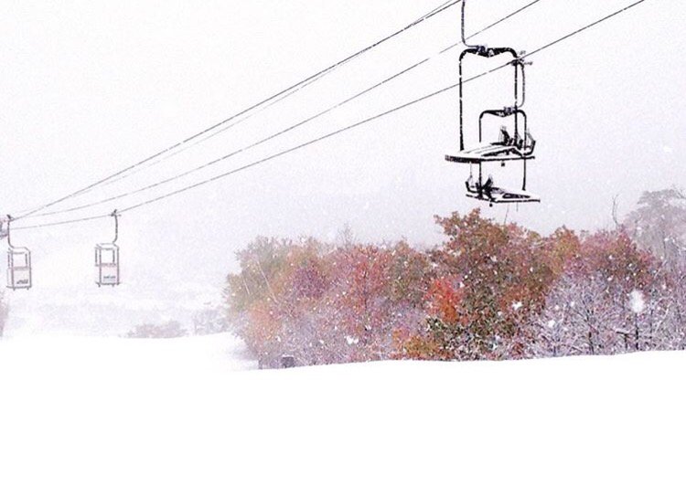 BlueMtnResort's tweet photo. Today’s #tbt goes back to this time last year when the seasons collided! It won’t be long before winter is here! #fallmeetswinter https://t.co/wQcRWqTizE