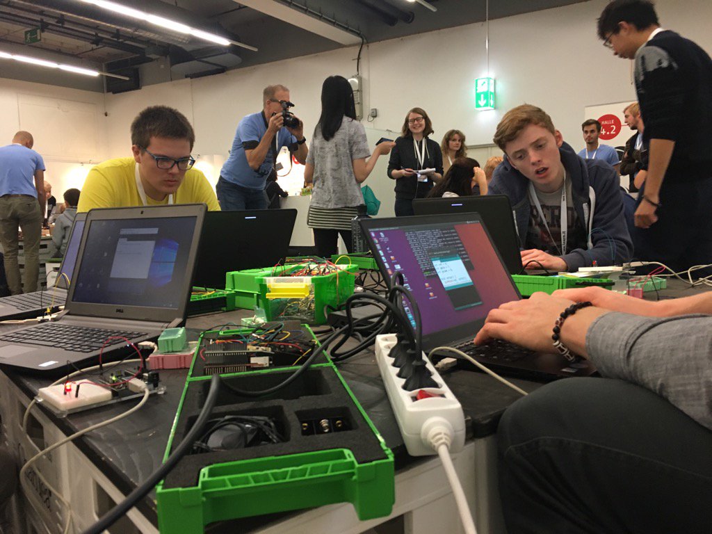SenseBox_De's tweet photo. Der 2. Tag im im Klassenzimmer der Zukunft auf der #fbm16 geht zu Ende. #DigitaleBildung #makered  @EULearning https://t.co/81aFsJsqTi
