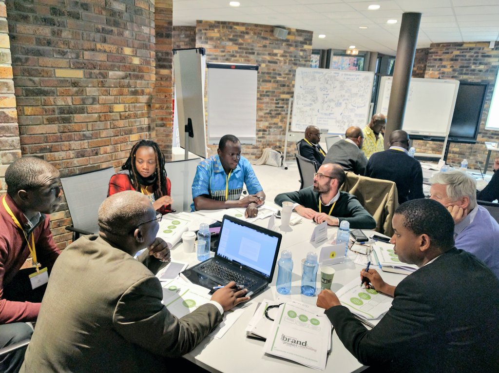 _Nouss_'s tweet photo. Nos entrepreneurs en pleine réflexion sur l'identification de l'ADN de leurs marques. #branding #AfricaSummit16 @Club_Afr https://t.co/RPMi2gHNX3