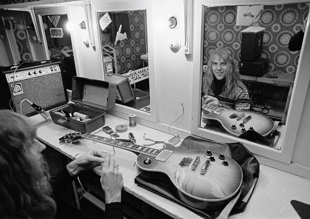 GuitarWorld's tweet photo. Five Guitar Repair Safety Tips https://t.co/gKkVaYwAjg #guitar911 https://t.co/OdyGO0GuF3