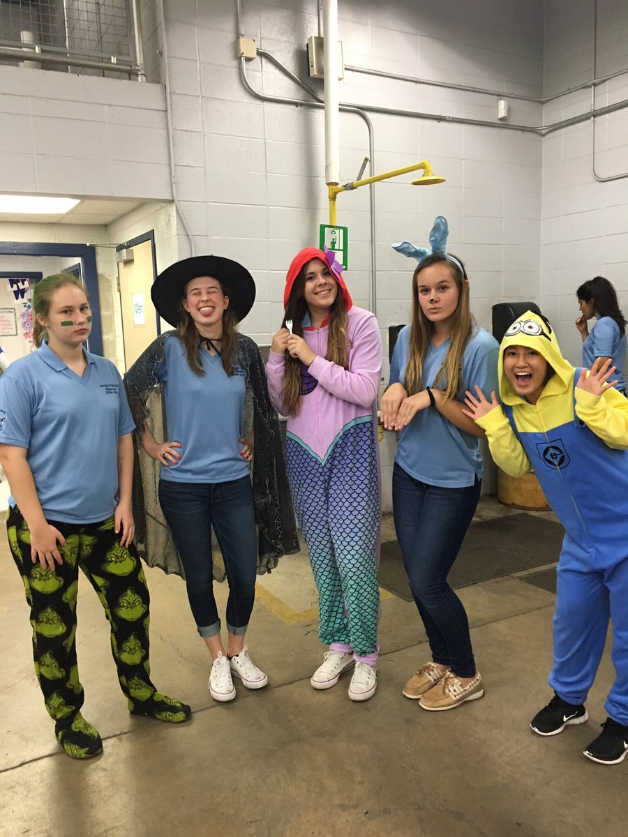 ClementsFFA's tweet photo. October meeting was a success #spookyspookyffa #pumpkinpass are those our officers, or the grinch, a witch, Ariel, a bunny or a minion? 🤔 https://t.co/mLosEZI3t7
