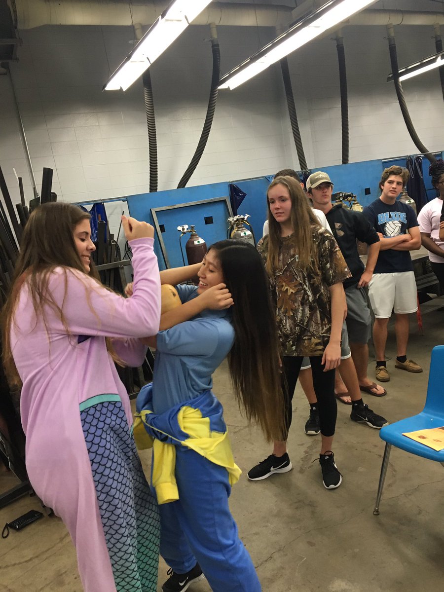 ClementsFFA's tweet photo. October meeting was a success #spookyspookyffa #pumpkinpass are those our officers, or the grinch, a witch, Ariel, a bunny or a minion? 🤔 https://t.co/mLosEZI3t7