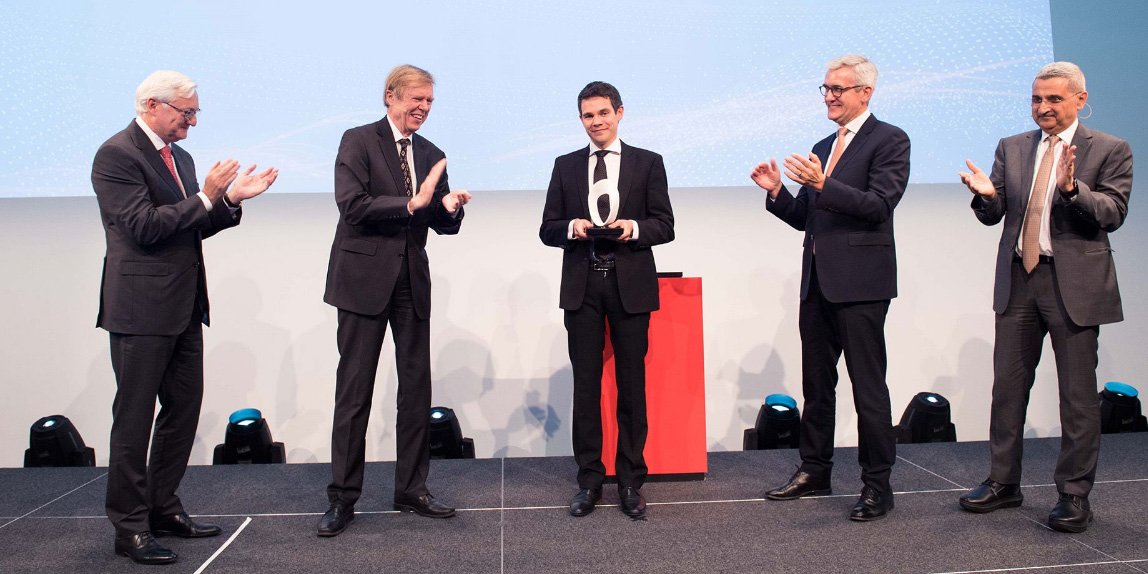 ABB_Benelux's tweet photo. Jef Beerten van @KU_Leuven &amp; @EnergyVille wint 1ste ABB #research award voor onderzoek naar #smartgrid https://t.co/Dkun5Np9z7 #ABBtechforum https://t.co/p9qAhhQFtH