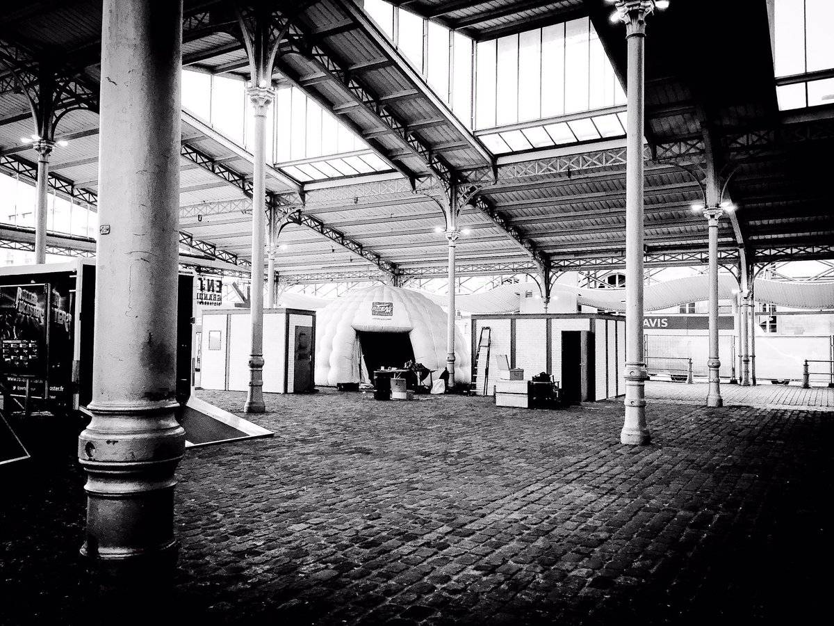 Village Team Break au @ComicCon_Paris en fin de montage! Venez défier Pedro et Olga! #escapegame #ComicConParis2016 #savetheworld