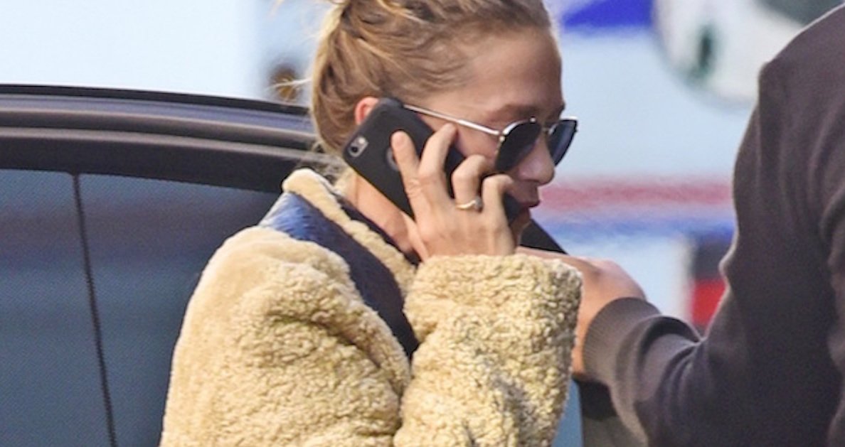 OlsensAnonymous's tweet photo. Get Mary-Kate's cozy teddy coat look here: https://t.co/19ueqGboyF https://t.co/cIzdDKCr4r