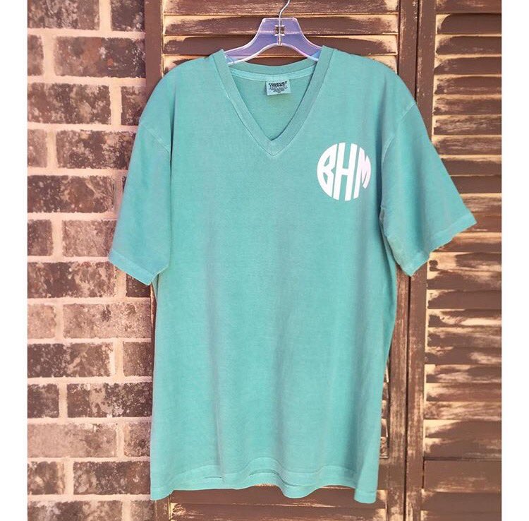 _SouthernBows's tweet image. $20 Comfort Color V-Necks are in stock! Remember JSU locals: delivery every Tues &amp;amp; Thurs with no shipping fees!