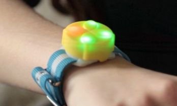 robotiko_it's tweet photo. Un braccialetto insegna il #coding alle ragazze. #programmazione #programmare
https://t.co/kkeHhbFU3f https://t.co/Jaovv3x5UN
