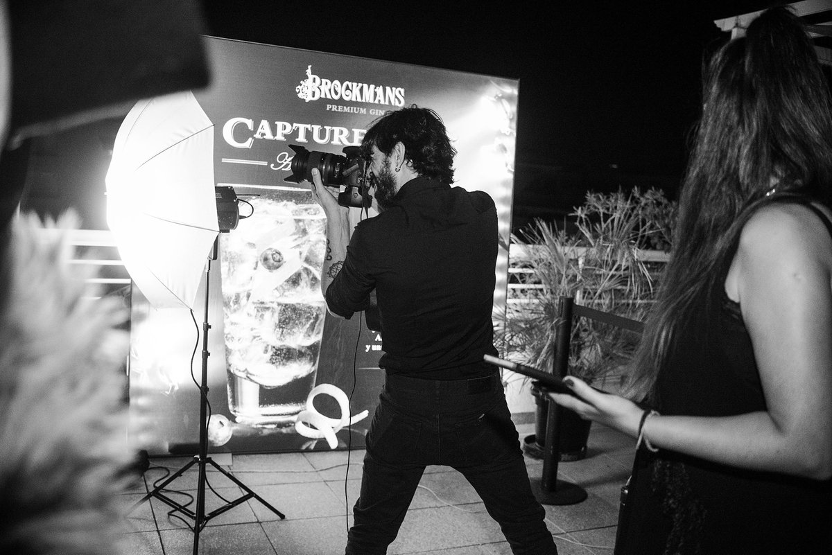 BrockmansGin_es's tweet photo. Esta noche nuestro set de #CaptureNights estará en Antigua Cigarrería - Bilbao @ACigarreria para retratarte y que te lleves un book de fotos https://t.co/klFMlGNhop