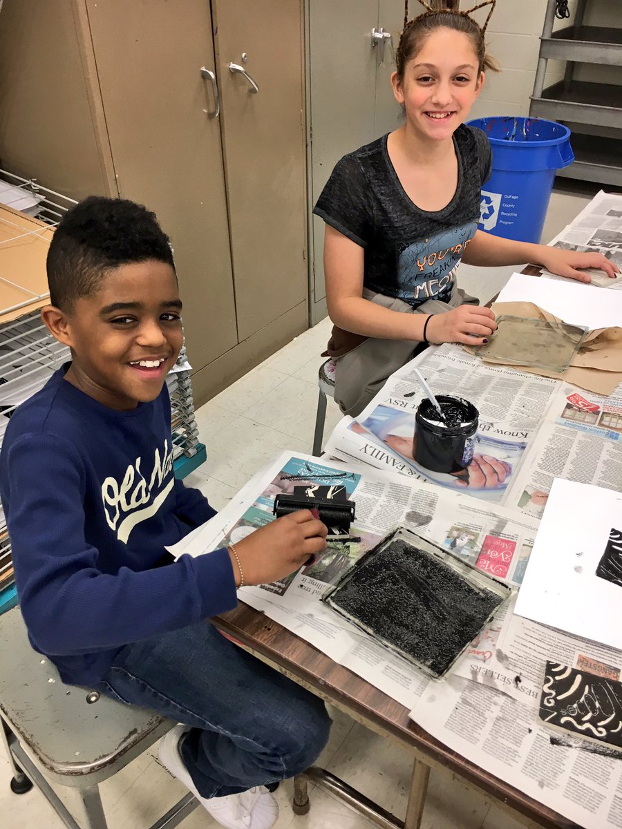 GremillionArts's tweet image. Printmaking in art class! Messy, but FUN! #abstract #jjh68learns #weared68