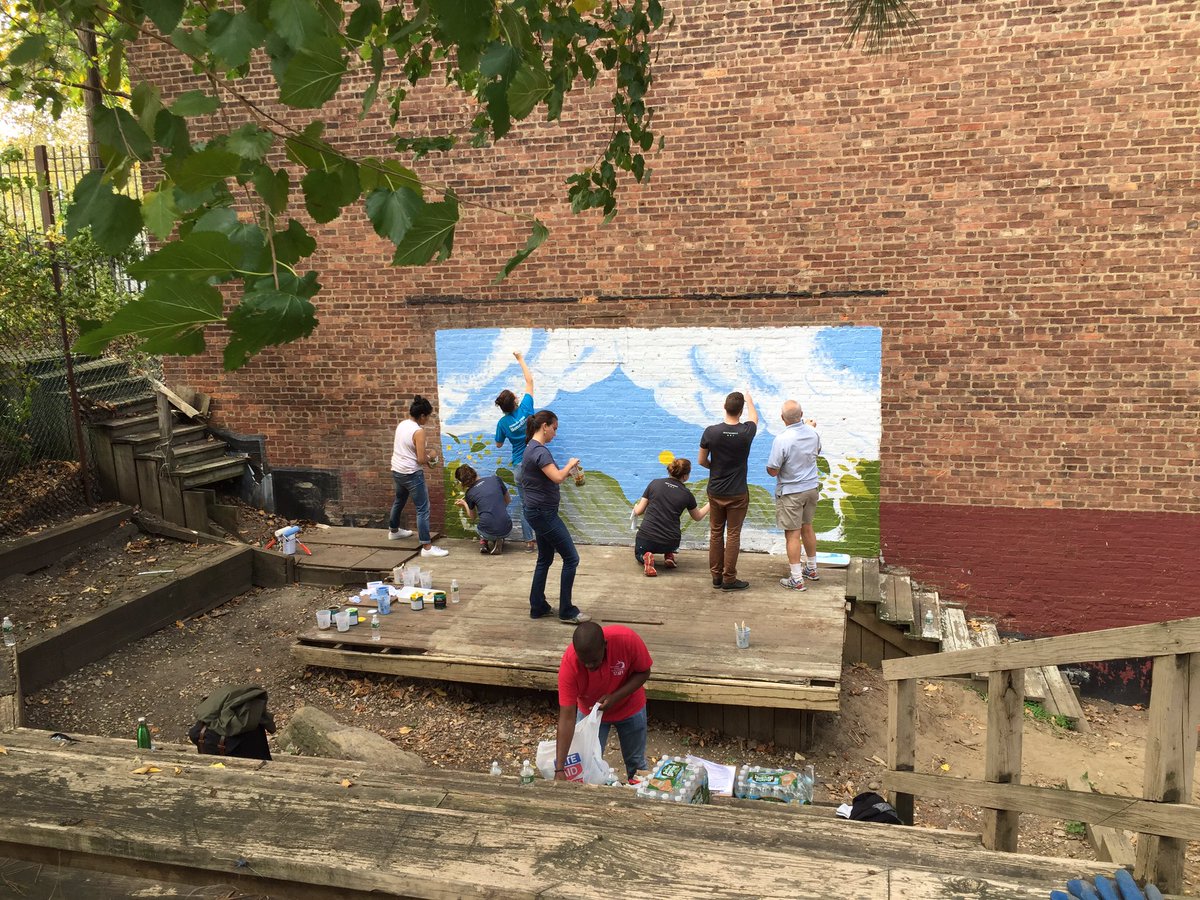 LRossiter's tweet photo. Great fun getting involved in #NYCTechGivesBack at PS 30 Wilton in the Bronx. Helping the community plus meeting great people. https://t.co/KUOgRr4o5r