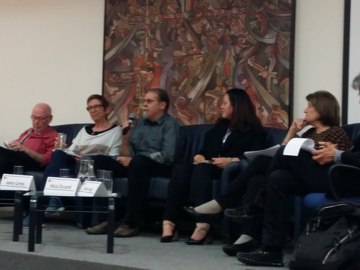 Habitat3Alterna's tweet photo. Pedro Abramo "La gente resiste mejor en lo local, por lo que los gobiernos locales deben generar sus propias agendas de resistencia" "H3A https://t.co/omGJF9S1Cp