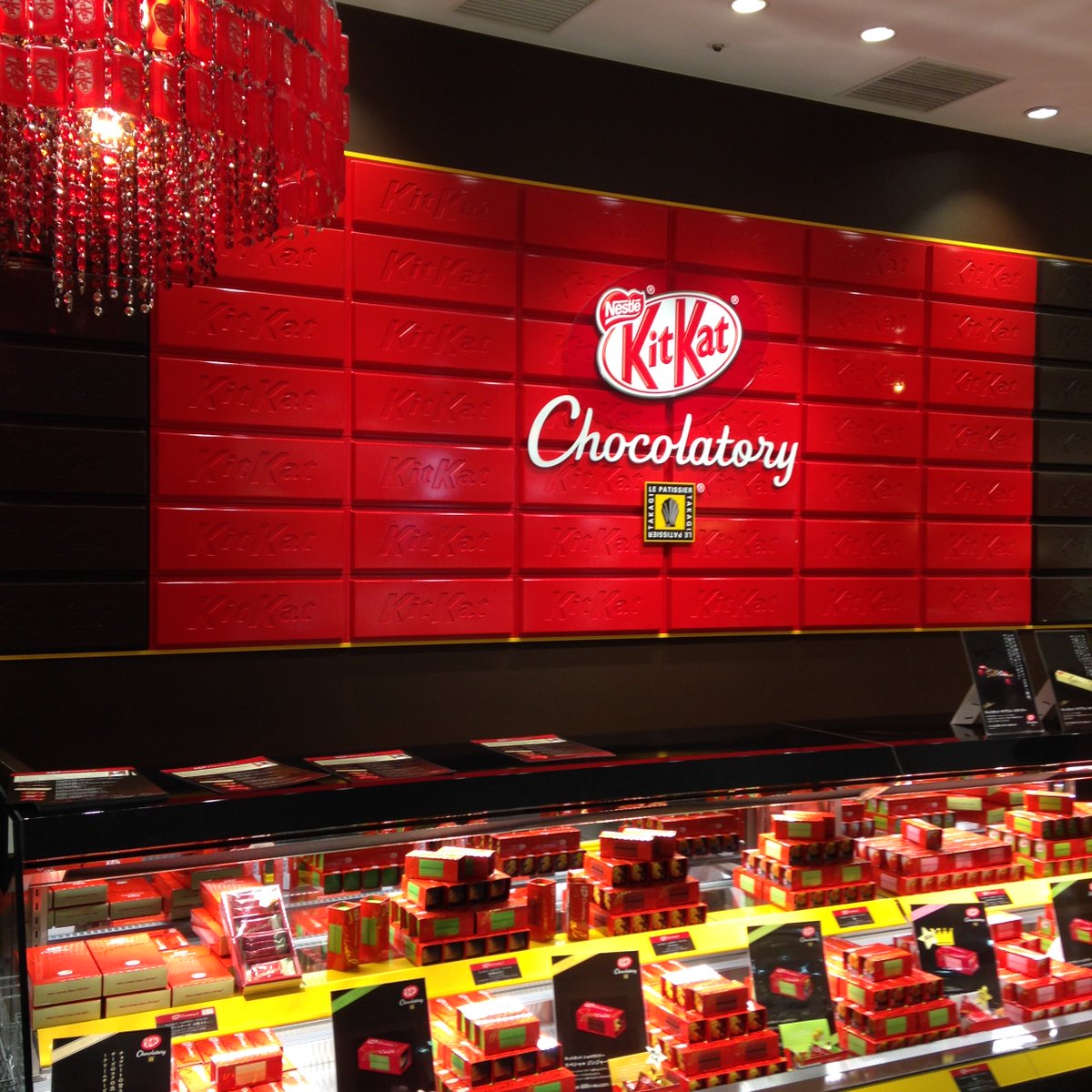 GrabAndCo's tweet photo. Good news; KitKat has opened its 1st KitKat Chocolatory where you can create &amp; customise your KitKat! Bad news; it’s in Australia. https://t.co/ND4WXT7hZn