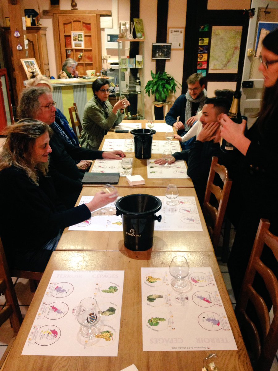 TEDxDijon's tweet photo. Parce que l'on est dans la capitale de la Bourgogne, #TEDxDijon débute par une dégustation orchestrée par @oevenement 🍷 https://t.co/96Jo3bkVca