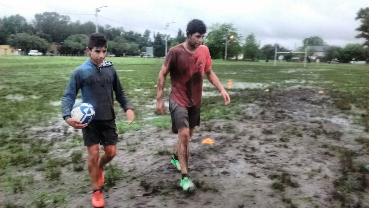 Bellatti16's tweet photo. Un fiel compañero de rugby 👌
Se hizo querer demasiado el Puto. 👈😎 https://t.co/oZPVkLqvTO