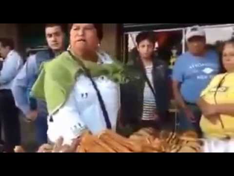 edomextoluca's tweet photo. VIDEO: Inspectores querían llevarse sus churros y señora valientemente se los avienta al piso. SinParpadear. https://t.co/HNLTiiRgto https://t.co/ICFQCSbpzV