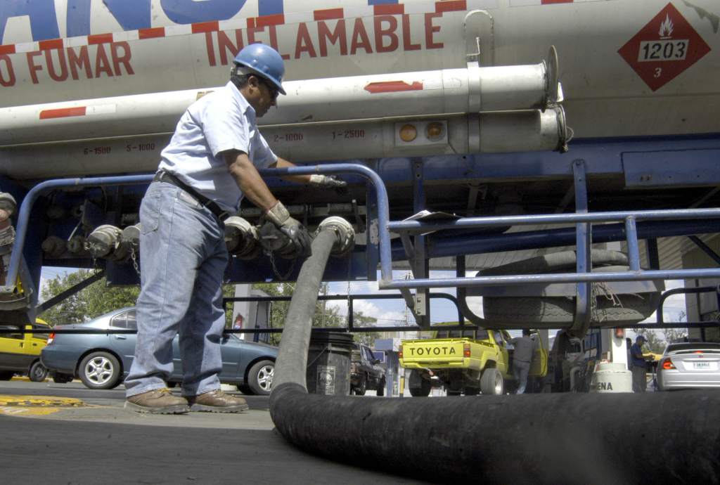 ActivoLegal's tweet photo. #InformaciónCombustibles Se podrá ejercer la suspensión preventiva de la distribución de combustibles https://t.co/K5ajfGZUfD https://t.co/iuuQRt0i3O