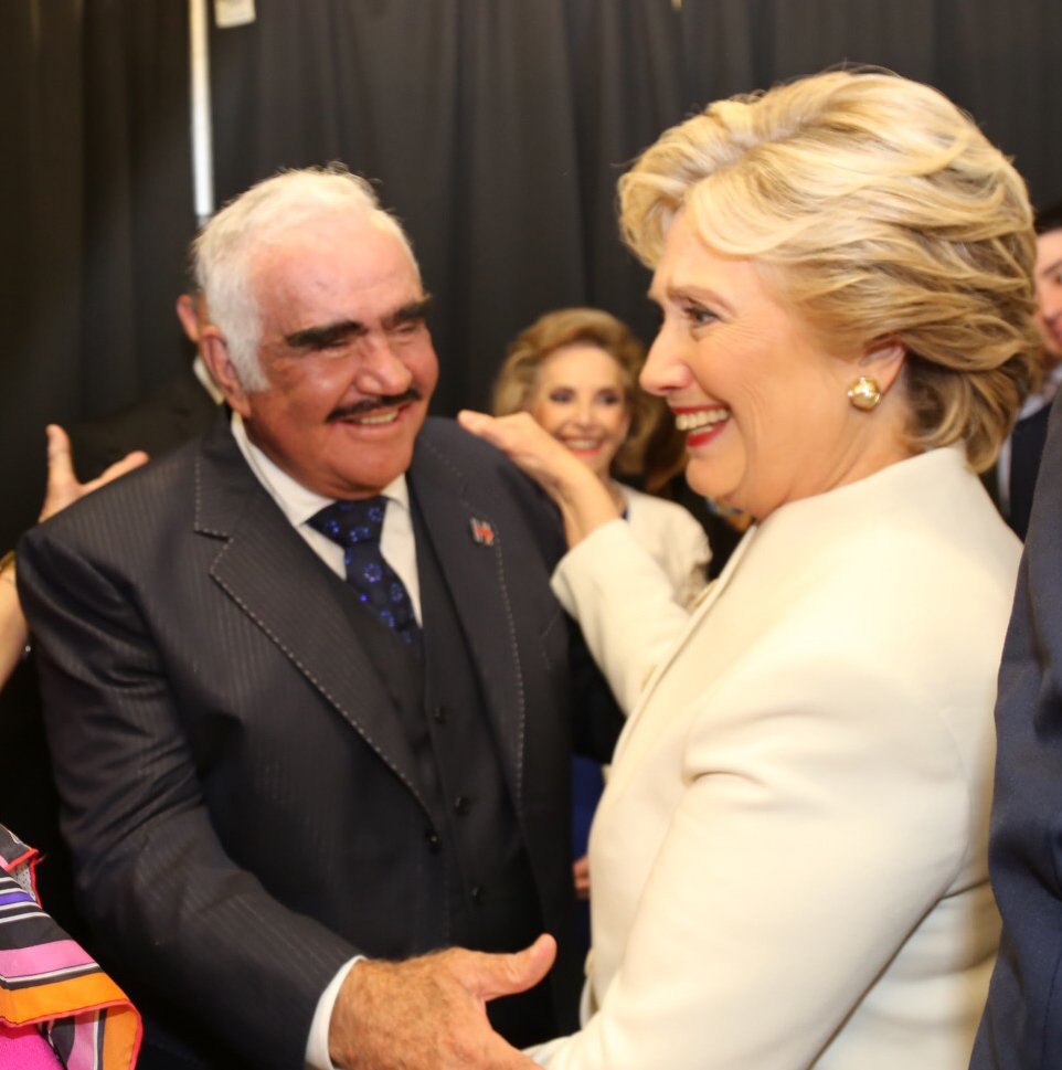 _VicenteFdez's tweet image. Un orgullo representar a los latinos en el evento de @HillaryforNV. Este momento dictará el futuro de nuestra gente ¡hagan escuchar su voz!