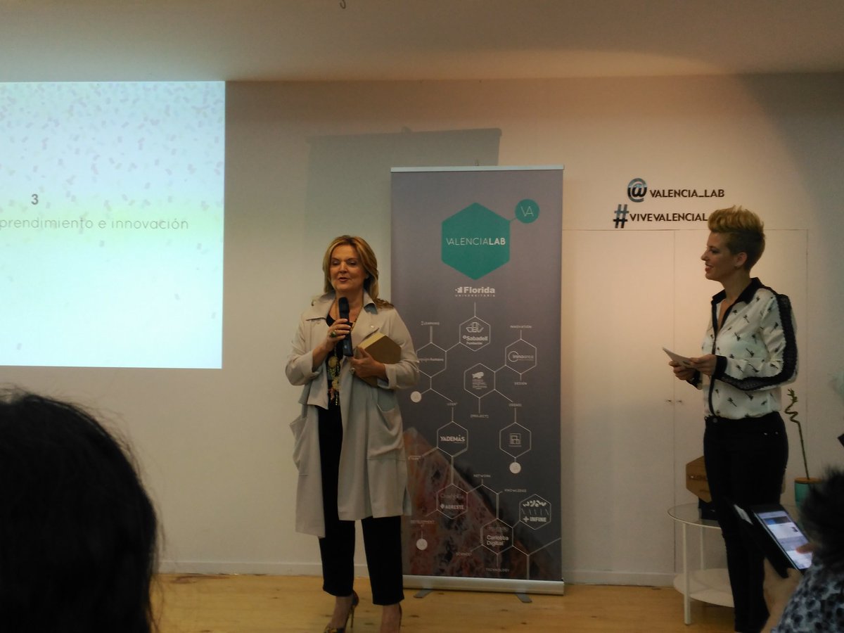 Un placer entregar el reconocimiento al referente de #innovacion como Pilar Mateo! @valencia_lab #viveValenciaLab