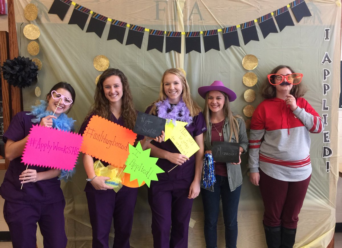 SavageCounselor's tweet photo. So much cuteness in one photo #weloveourseniors #ApplyWeekSHS @LaneyNight https://t.co/KGzLXMSgAb