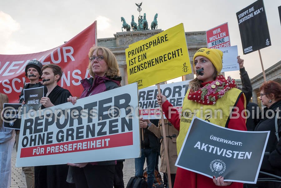 Journalisten, Menschenrechtler & Bürgerrechtler protestieren gegen das #BND-Gesetz mit Whistleblower, William Binney
#BNDreform #BNDGesetz