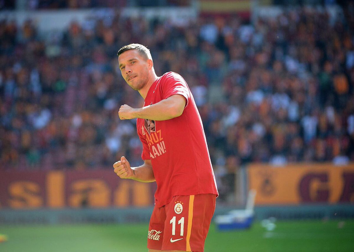 Podolski10's tweet photo. Cumartesi günü sizinle yeniden görüşmek için sabırsızlanıyorum. #poldi #strassenkicker #cimbom #gazver #ultraslan 💪🏻🦁👊🏻 https://t.co/vynk8fzP4O