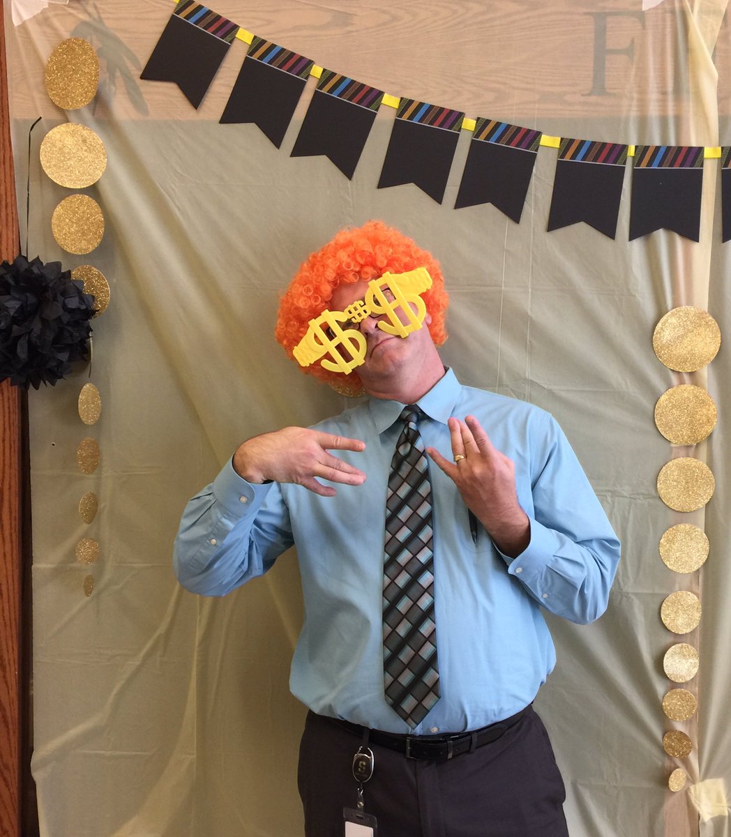 SavageCounselor's tweet photo. Our principal is better than yours, yo! βπΌοΈ #ApplyWeekSHS @DocSig https://t.co/sdA3a8V7mk