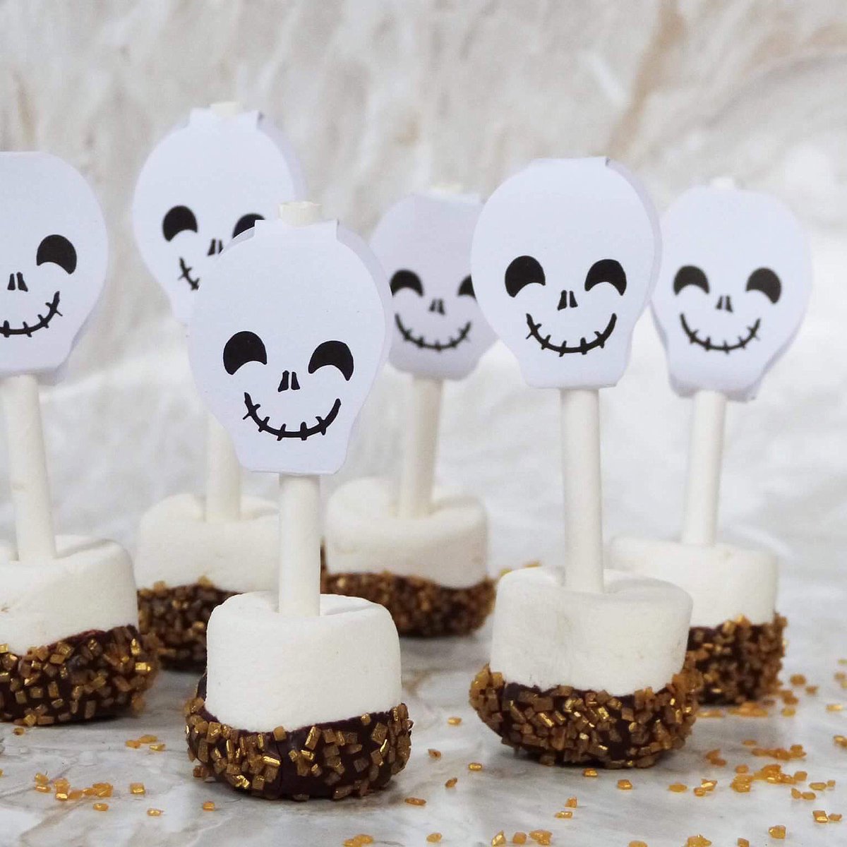 Découvrez le 1er #DIY de la série #Halloween : des sucettes de chamallows au chocolat 🎃#Halloween2016 #HalloweenDIY 
lc.cx/opP9