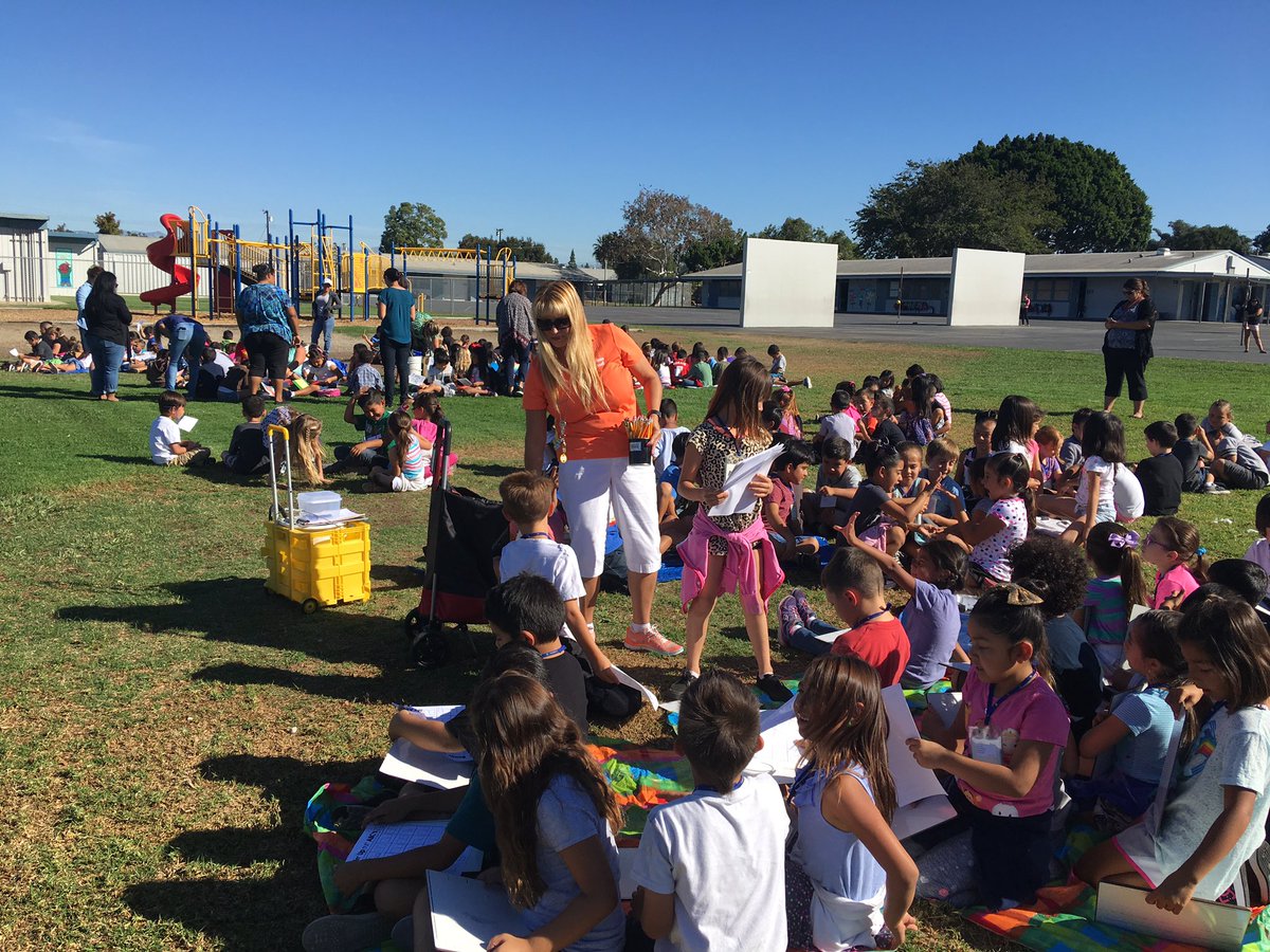 LaPlumaPrin's tweet photo. Shake! Rattle! Roll! Getting prepared at Escalona! #GreatShakeOut @EscalonaEagles https://t.co/331cXGgUIt