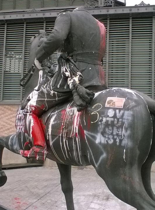 Er_Richal's tweet photo. -Yo luché contra Franco haciendo pintadas en su estatua
-En los años 70
-No, ayer
-Rambo https://t.co/uyzw7AzBRG