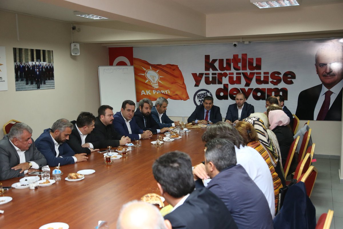 AK Parti Esenler İlçe Yönetim Kurulu ve Belediye Meclis Üyelerimizle toplantımızı gerçekleştirdik.